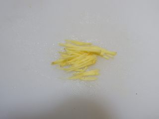 6、快手早餐—干贝海米粥,生姜去皮切丝。