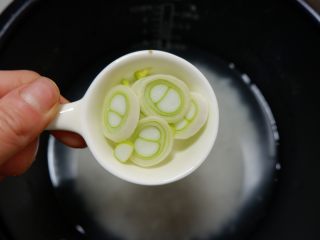 8、快手早餐—干贝海米粥,淘洗好的大米，加入清水，依次放入葱花