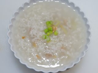 15、快手早餐—干贝海米粥,装入碗中在撒少许香葱