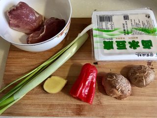1、客家美味➕酿豆腐青菜煲,食材明细：卤水豆腐一盒，酿豆腐最好用北豆腐，卤水豆腐等水分较少质地较硬的豆腐，方便成型。香菇两颗，这个不是必需品，大家也可以换成自己喜欢的其他蔬菜拌肉馅，或者用纯肉。红椒半个，姜一小块，大葱葱白一段，小葱一根。猪肉200g，其实最后塞进豆腐中的肉馅大概只有一半，我特意准备的多一点，剩下的肉馅，我跟挖出来多余的豆腐一起捏成猪肉豆腐丸子煮汤下面吃了(o^^o)