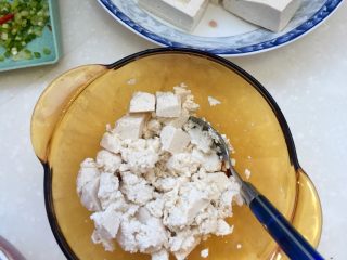 5、客家美味➕酿豆腐青菜煲,挖出来的豆腐不要扔，可以做其他菜。我把多的肉馅和挖出来的豆腐捏了猪肉豆腐丸子做汤