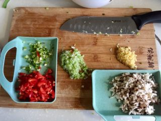 7、客家美味➕酿豆腐青菜煲,小葱择好洗净，红椒和香菇清洗，分别切末备用