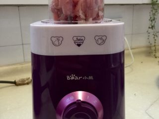 8、客家美味➕酿豆腐青菜煲,猪肉切小块放入绞肉机，可以自己手剁，口感更好，今天想试一下新买的机器，所以用小熊绞的