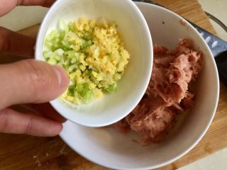 10、客家美味➕酿豆腐青菜煲,放入葱姜末