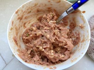 13、客家美味➕酿豆腐青菜煲,放入两小勺生抽，两小勺蚝油，三小勺料酒，两小勺麻油，盐少许，白胡椒粉一小勺，搅拌均匀备用。如果太干可以加入一点清水，或一个蛋清