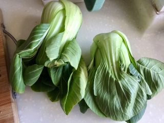 19、客家美味➕酿豆腐青菜煲,煎豆腐时准备点配菜。传统酿豆腐并没有准备青菜，但我觉得那么好的汤汁那么鲜美，如果炖点青菜娃娃菜，是多么好吃啊，所以今天特意加了点上海青。