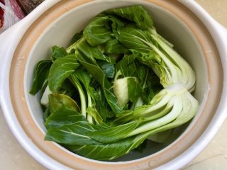 21、客家美味➕酿豆腐青菜煲,取一小砂锅，底层铺上海青。