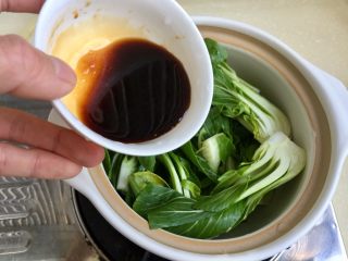 23、客家美味➕酿豆腐青菜煲,倒入调料汁，开火