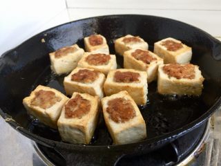 25、客家美味➕酿豆腐青菜煲,煎好的豆腐盒子。如果大家不准备加蔬菜，或者家里没有砂锅，可以直接把调料汁和水加入煎锅中，没过豆腐盒，炖煮