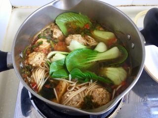 39、客家美味➕酿豆腐青菜煲,煮成豆腐丸子汤，加入青菜，下面条吃