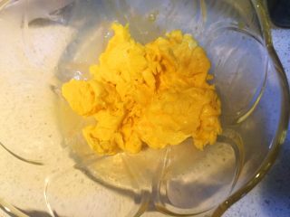 8、芦笋木耳炒鸡蛋,炒熟后盛起备用。