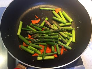 9、芦笋木耳炒鸡蛋,热锅下油,倒入芦笋和胡萝卜翻炒均匀。