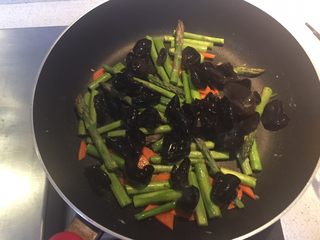 10、芦笋木耳炒鸡蛋,加入泡发好的木耳继续翻炒。