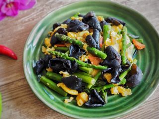 15、芦笋木耳炒鸡蛋,上桌。