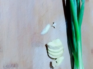 2、香浓鲫鱼汤,姜切片