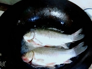 3、香浓鲫鱼汤,锅内油热放入鲫鱼煎