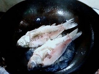 4、香浓鲫鱼汤,记得翻面煎一会