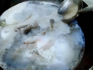 6、香浓鲫鱼汤,烧开漂去浮沫