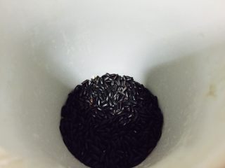 1、八宝粥,先称好适量黑米，根据人多少称量我称的是50g黑米
