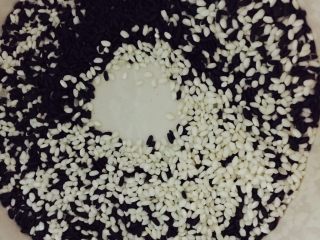 3、八宝粥,把两种米混合均匀