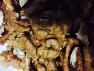 4、八宝粥,剥好几个核桃仁，根据自己喜好，喜欢可以多剥点，再拜碎点