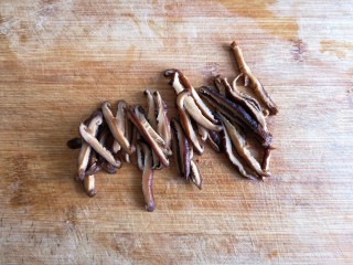 9、大煮干丝,泡发的冬菇切细丝。