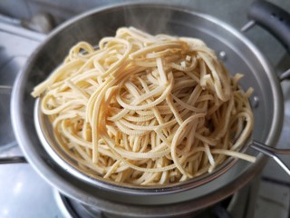 13、大煮干丝,然后沥水捞出过一下凉水。