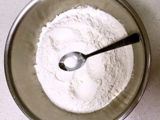 1、驴肉火烧,面粉里面加入2克无铝泡打粉,调匀