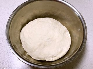 4、驴肉火烧,揉成光滑的面团,盖上保鲜膜