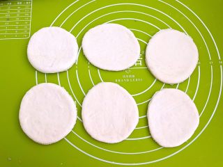 7、驴肉火烧,分成小面块后揉园,擀成1㎝厚的饼皮