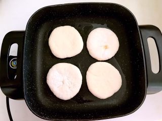 8、驴肉火烧,锅干烧至5分热的时候放入饼坯,