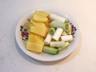 15、驴肉火烧,鲜姜切成小片,大葱切成段