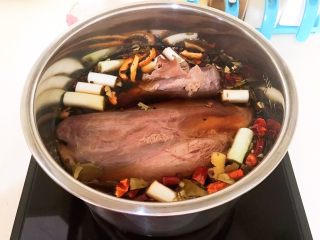 25、驴肉火烧,加入焯好的驴肉