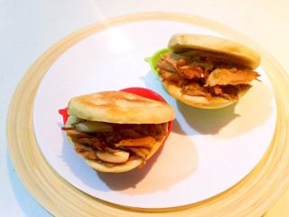 30、驴肉火烧,把烧饼从中间切开,加入驴肉片即可,再加入几片圆葱(也可以不加),驴肉火烧就做好了,烧饼松软,驴肉鲜香,咬一口那个美啊,唇齿留香,令人回味无穷~