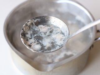 3、排骨炖白萝卜,期间撇去浮沫；