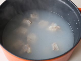 9、排骨炖白萝卜,排毒炖至汤变成白色时；