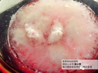 7、宝宝辅食:虾丸萝卜汤,加入步骤8中的虾丸,改小火慢炖10分钟左右。
