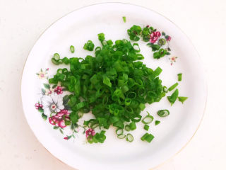 2、生滚牛肉粥,把香葱切成末