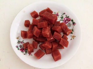 3、生滚牛肉粥,牛肉切成1㎝见方的小丁