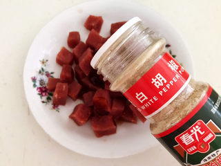 5、生滚牛肉粥,加入白胡椒粉2克