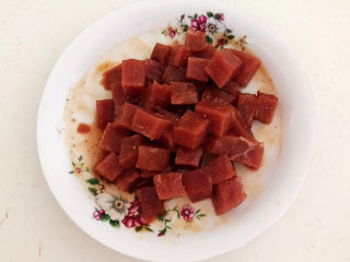 6、生滚牛肉粥,调匀后腌制入味15分钟