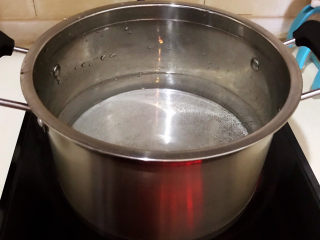 7、生滚牛肉粥,汤锅加入冷水烧开后