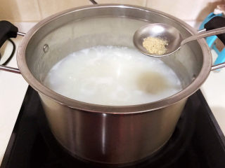 14、生滚牛肉粥,加入1克白胡椒粉