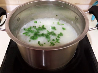 15、生滚牛肉粥,撒入香葱末