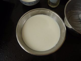 6、红枣核桃糯米糍,倒入拌好了的粉浆