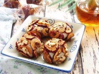 13、红枣核桃糯米糍,修整成圆形，即可食用