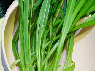 1、韭菜炒鸭血,韭菜洗净；