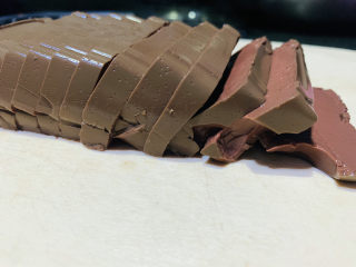 2、韭菜炒鸭血,鸭血切块；