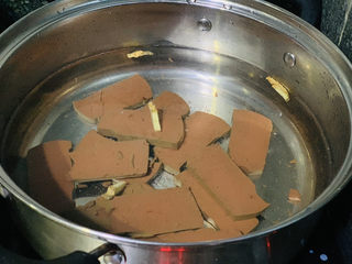 3、韭菜炒鸭血,锅里加料酒和姜丝，将鸭血先冷水下锅，煮沸，焯水，去腥；