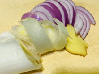 4、韭菜炒鸭血,准备大葱、洋葱、姜片；